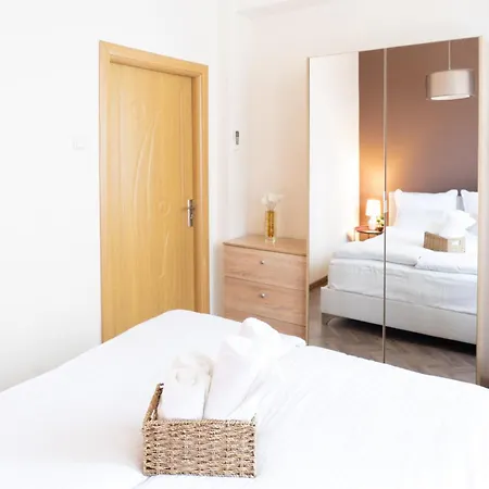 Apartman Seaside Estate - Cozy And Romantic - Public Parking Nearby